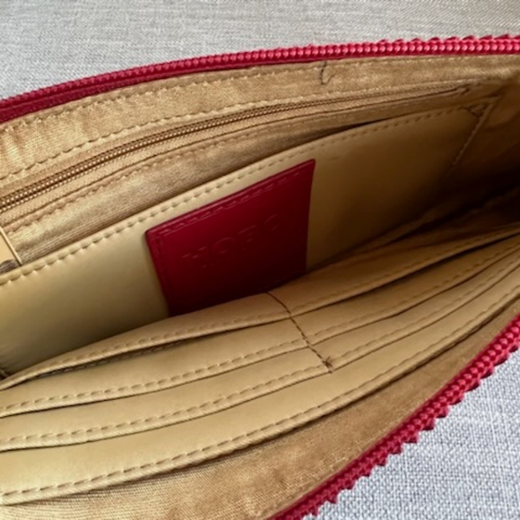 HOBO INTERNATIONAL RED NWOT VIDA WRISTLET - Picture 5 of 7